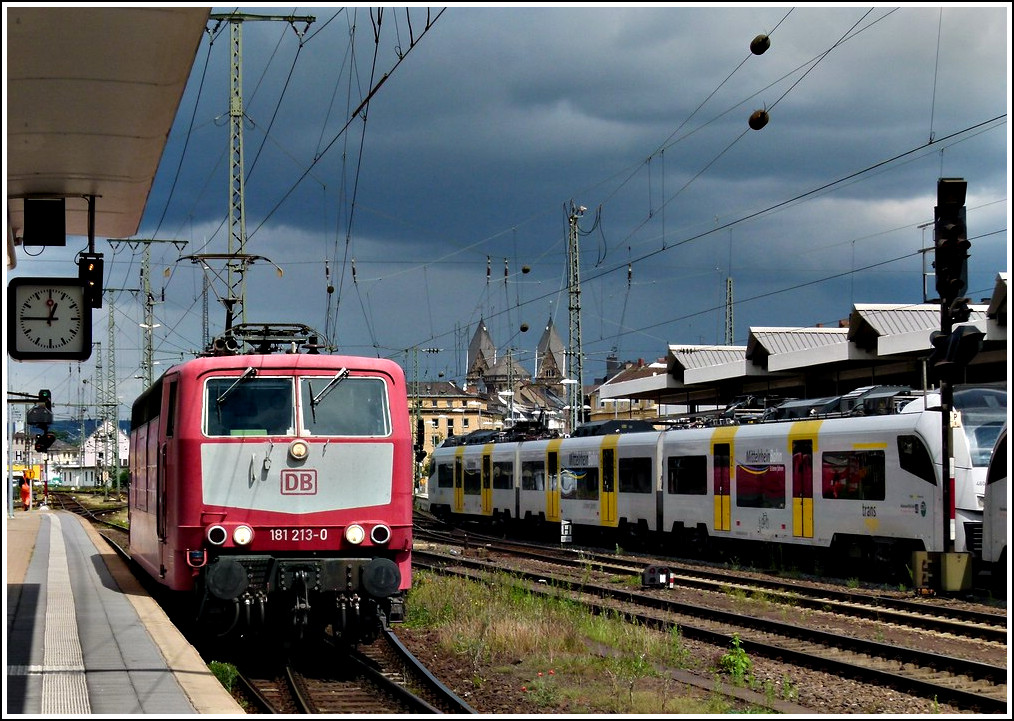 - Bahnhofsambiente - Der weie Latz der 181 213-0 bildet am 23.06.2011 einen schnen Kontrast zum bedrohlichen Himmel im Hauptbahnhof von Koblenz. (Jeanny) 