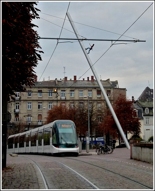 - Balanceakt - Eine Citadis Tram hat die Haltestelle Ancinenne Synagogue/Les Halles verlassen und begibt sich in den Untergrund in Richtung Gare Centrale in Straburg. 30.10.2011 (Jeanny)