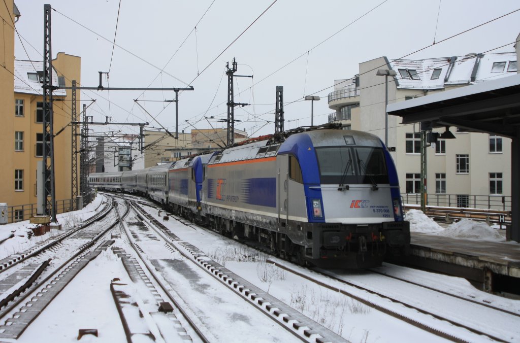 ... diese Beiden machen auch was her. 5 370 006 und 008 hingen hinten dran.
p.s.: Gre noch an den freundlichen TF :-).