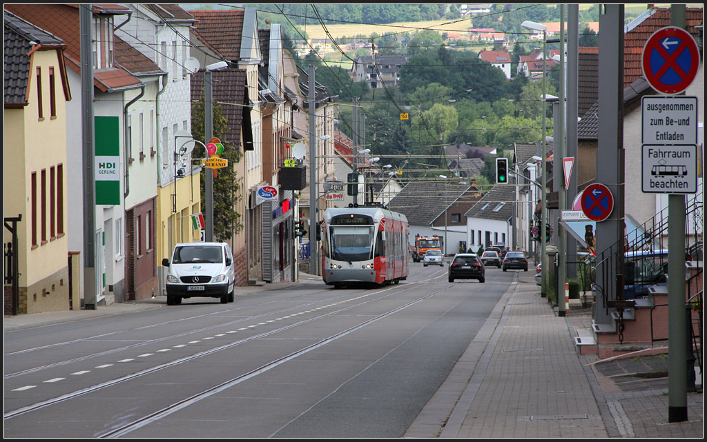 . Bergfahrt - Ein Wagen der Saarbahn bewltigt die heftige Steigung entlang der Bundesstrae in Riegelsberg. 28.05.2011 (Matthias)