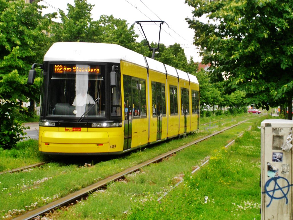  Berlin: Straenbahnlinie M2 nach Weiensee Am Steinberg an der Haltestelle Weiensee Prenzlauer Allee/Ostseestrae.(15.6.2013) 