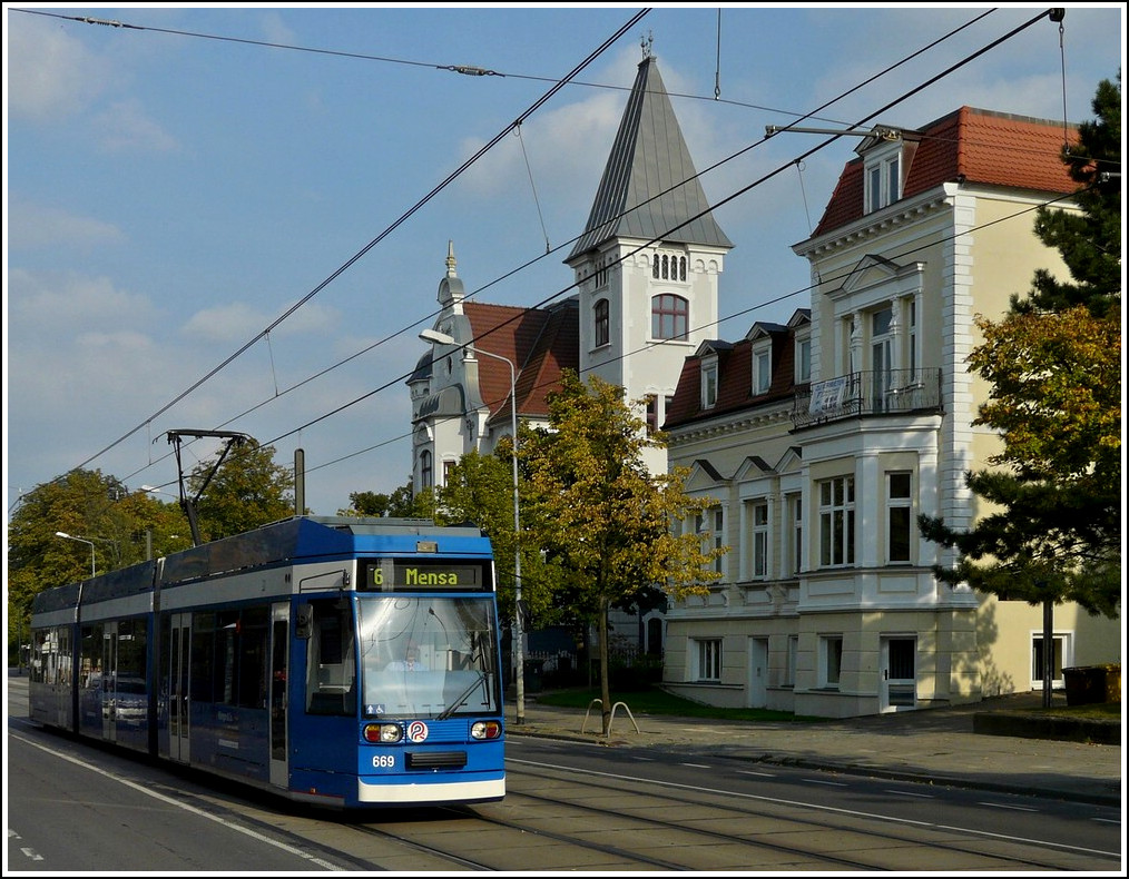 - Besuch in Rostock - Der Straenbahnwagen 669 durchfhrt am 24.09.2011 die Rosa-Luxemburg-Strae in Richtung Hauptbahnhof. (Hans)