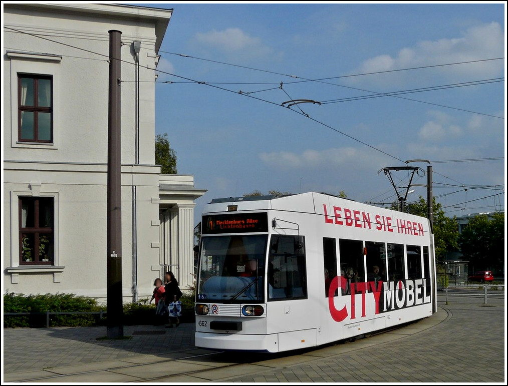 - Besuch in Rostock - Der Straenbahnwagen 662 biegt von der Ernst-Barlach-Strae in die Steinstrae ein. 24.09.2011 (Hans)
