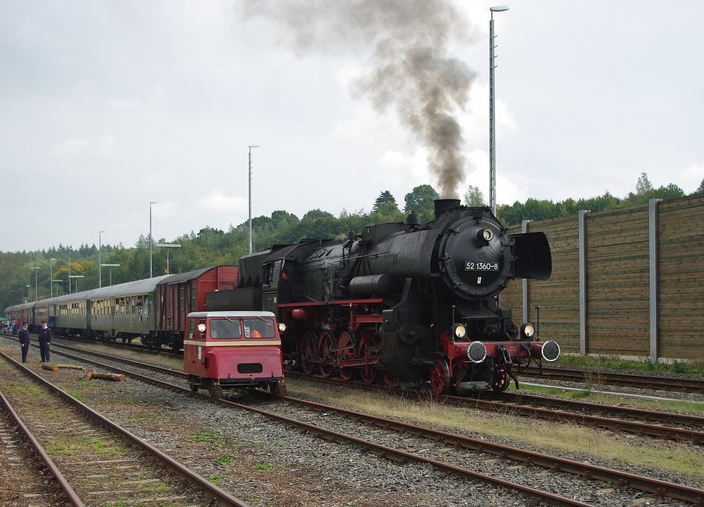 ... bevor es um 13:31 zu einer Pendelfahrt von Adelebsen nach Bodenfelde aufging. Zum Grenvergleich: Mit der Draisine konnten interessierte kurze Hin und Her-Mitfahrten machen. Aufgenommen am 26.09.2010.
