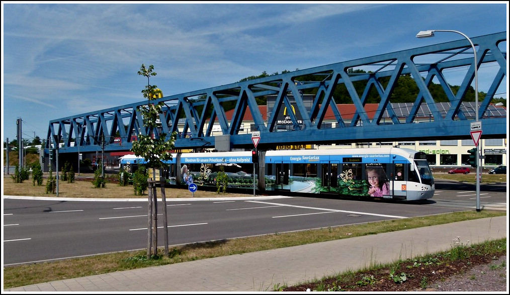 -Blaue Brcke- Nachdem die Saarbahn die Haltestelle Rmerkastell in Saarbrcken verlassen hat, fhrt sie in Richtung Brebach Bahnhof. Zwischen diesen beiden Haltestellen befindet sich  die so genannte Systemtrennstelle. Hier wechselt die Saarbahn vom innerstdtischen 750 V Gleichstromsystem auf die Gleise der Deutschen Bahn (mit ihrem 15-kV-16,7-Hz-Wechselstromsystem). 29.05.2011 (Jeanny)