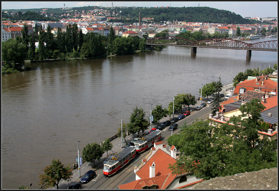 . Blick von Vy¨ehrad auf die Moldau, Teile von Prag und nicht zuletzt eine Straßenbahn der Linie 17 auf ihre Fahr in südliche Vororte. 

11.08.2010 (M)