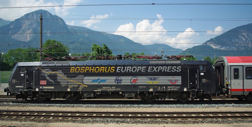 ... und den  Bosphorus Europe Express  nochmal im Seitenprofil: 189 032 (ES 64 F4-032) mit EC in Richtung Sden durch Brixlegg. Aufgenommen am 16.07.2010.