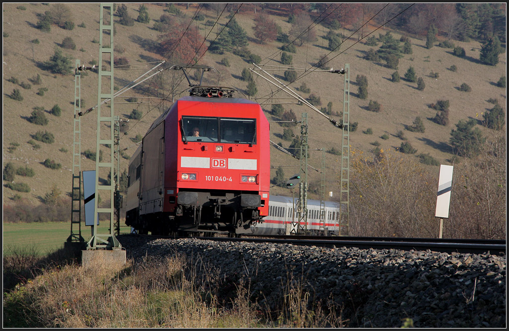 . Both sides - 

Auch bei der großen Bahn sind Zweiseitenaufnahmen möglich, auch wenn die Gleisradien wesentlich größer sind als bei der Straßenbahn. Ein IC auf der Fahrt von Ulm nach Stuttgart zwischen Lonsee und Urspring auf der Schwäbischen Alb. 

17.11.2011 (M)