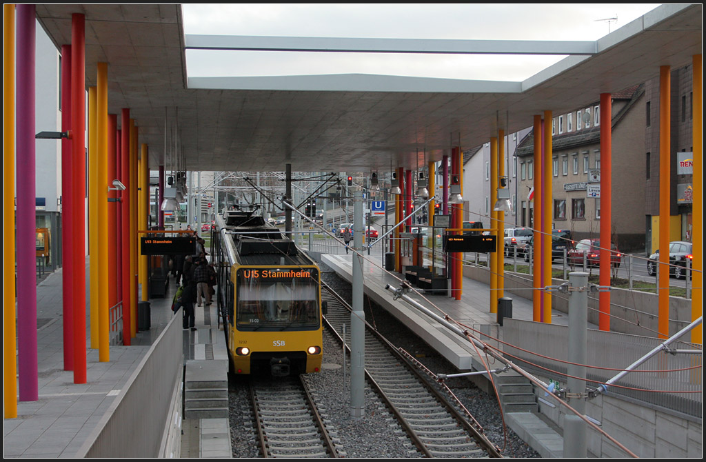 . Bunte  Stützen - 

Die neue Rampenhaltestelle  Zuffenhausen Rathaus  der Linie U15. Auffällig farbige Stützen tragen das große Betondach. Vielleicht ist die Station in der doch kleinteiligen Umgebung etwas wuchtig geraten. Für diese Station mussten Gebäude abgerissen werden. Im Hintergrund schließt die neue Strecke an die bestehende Gleise der U7 an. Dort wurde ein Gleisdreieck gebaut. 

Stuttgart, 11.12.2011 (M)