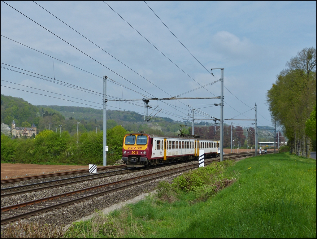 . Chteau de Birtrange – Das eher unbekannte, im 13. Jahrhundert von Gaspard-Florent de Breiderbach erbaute Schlsschen liegt in der Gemeinde Schieren und bietet eine tolle Kulisse fr den Z 2011 auf seiner Fahrt durch das Alzette Tal zwischen Schieren und Colmar-Berg. 03.05.2013 (Jeanny)