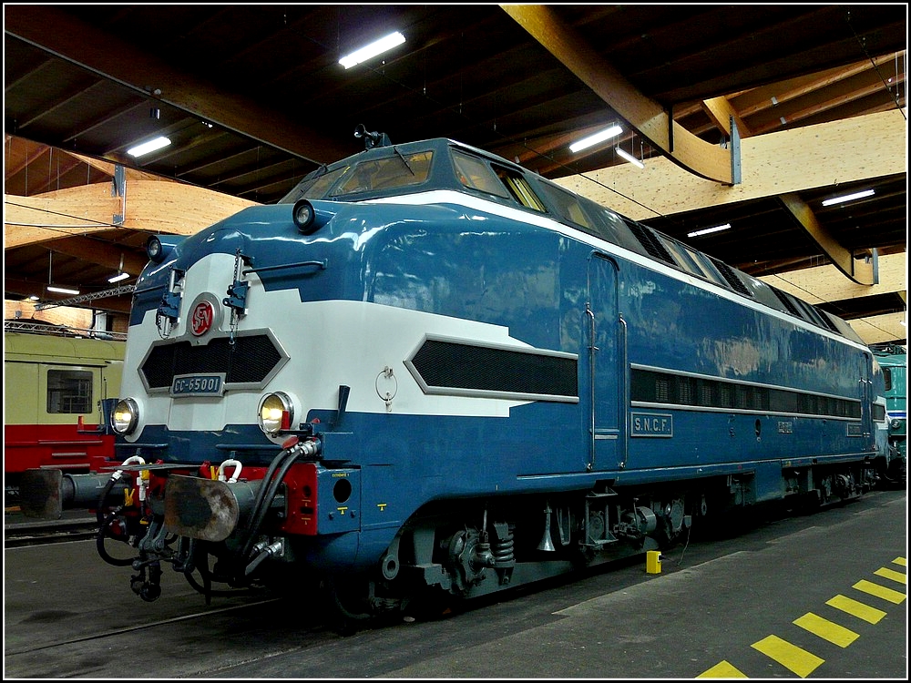 - Cit du Train - Die bis 1962 als 060 DB bezeichnete Baureihe CC 65000 der franzsischen Staatsbahn SNCF ist eine ab 1957 in einer Serie von 20 Exemplaren gebaute sechsachsige Diesellokomotive mit einer Leistung von 970 kW. Aufgrund ihres Aussehens erhielten sie den Spitznamen U-Boote (Sous-Marins). 

Die Loks stellten 1954 als Strecken-Dieselloks eine Revolution dar und sollten Dampflokomotiven wie die 141 R ersetzen. Eingesetzt wurden 18 der Loks zunchst von La Rochelle aus fr diverse Einstze der Region. Zwei weitere Loks waren zwischen Saint-Louis und Basel im Einsatz. Zuletzt waren alle Lokomotiven in Nantes stationiert und wurden 1988 ausgemustert. 

Die BB 65001 ist im Eisenbahnmuseum Mulhouse erhalten, BB 65005 bei einer Museumsbahn in der Auvergne. Den Rekord der gefahrenen Kilometern stellte die BB 65001 vom 08.01.1957 bis zum 25.09.1988 mit 4.110.248 km auf. Baugleiche Lokomotiven wurden auch nach Algerien (37 Exemplare) und Argentinien (25) exportiert. 19.06.2010 (Jeanny)