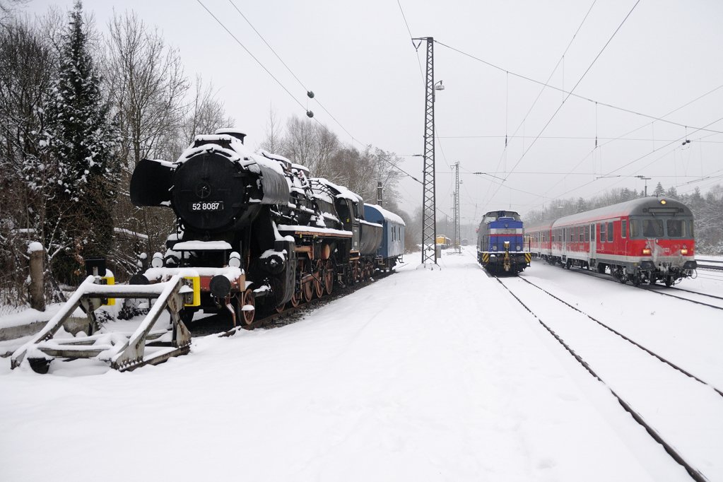 ... Dampf... Diesel... Elektro... (Traktionen im Schnee). So gesehen in Neuoffingen am 14.01.2010 .