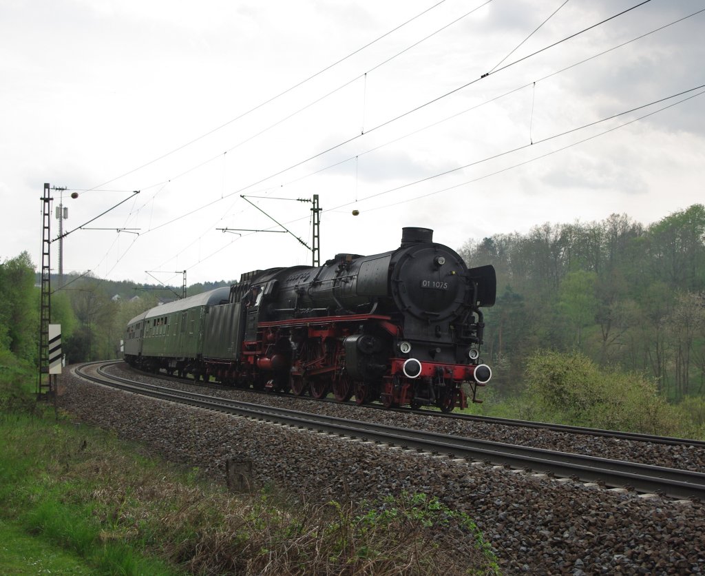 ... danach rollte mehr, als er dampfte, auch der zweite Zug der zweiten Parallelfahrt zurck in Richtung Bebra. Aufgenommen am 01.05.2010 bei Gilfershausen. >>> Fortsetzung folgt...