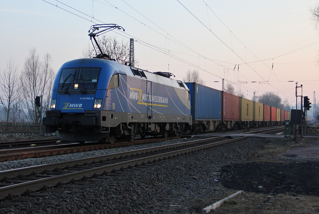 ... und dann hat der Stier das Krokodil berholt: 182 912-6 / 1116 912-5 ebenfalls mit Containerzug in Fahrtrichtung Norden. Aufgenommen am 08.02.2012 am B Eltmannshausen/Oberhone.