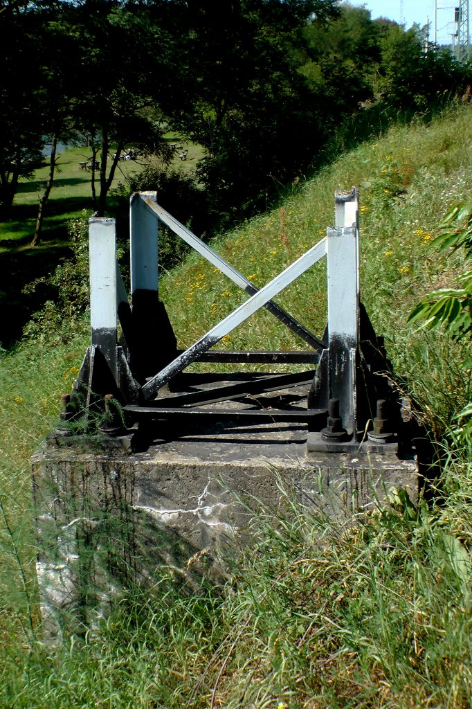   Das Ende    eines Fahrleitungsmastes in Kratzeburg ist zum Glck nicht das Ende des  elektrischen Zugbetriebes an der Strecke Berlin - Rostock.04.09.2012 11:56 Uhr.
