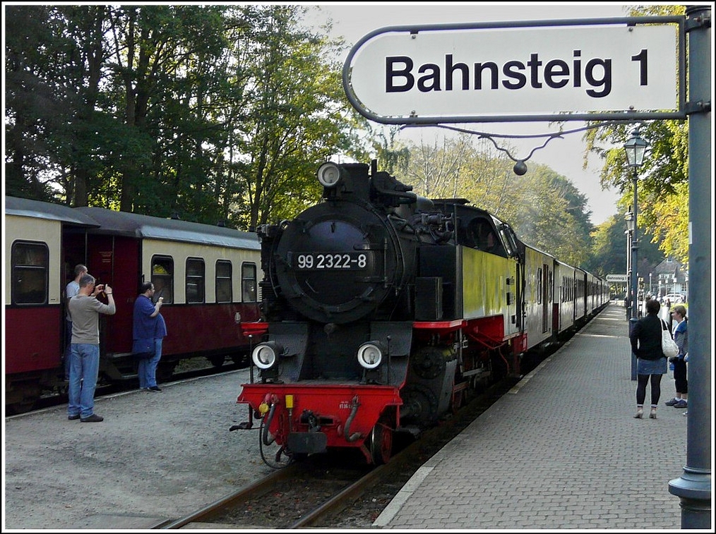 - Der Molli kommt - Auch am Kreuzungsbahnhof Heiligendamm wird dem Molli gro�es Interesse entgegen gebracht. 25.09.2011 (Hans)