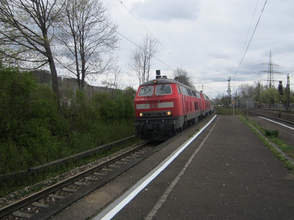  Die 218 456 fhrt als Doppeltraktion mit Intercity in Altbach durch die Kurve. Aufgenommen wurde das bild im Mrz 2012.     