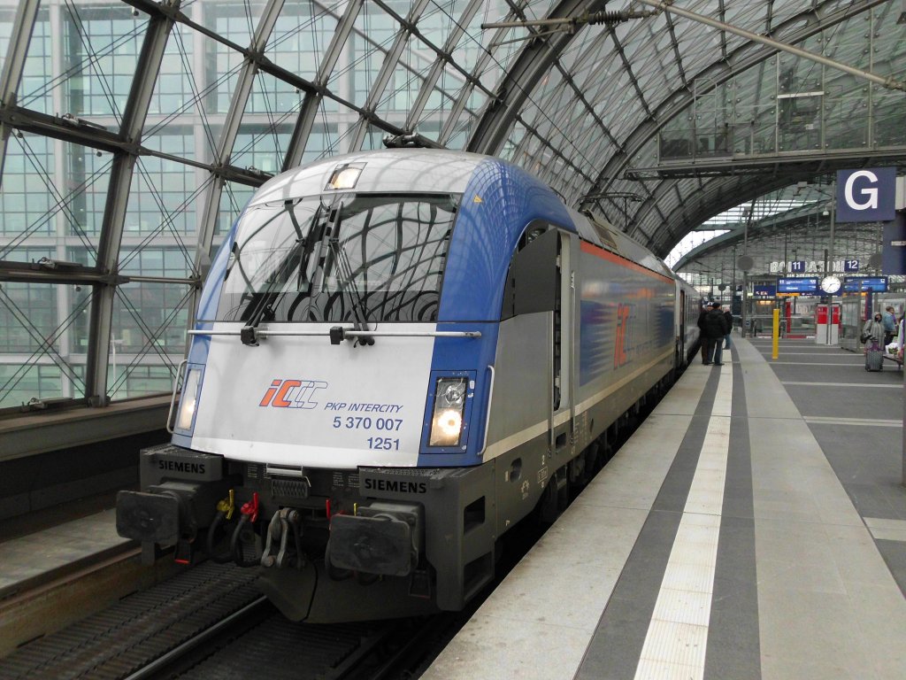  Die 5 370 007 der PKP Intercity wartet mit ihrem Berlin - Warschau Express am 27.01 2012 auf ihre Abfahrt in Richtung Warschau!Berlin Hbf