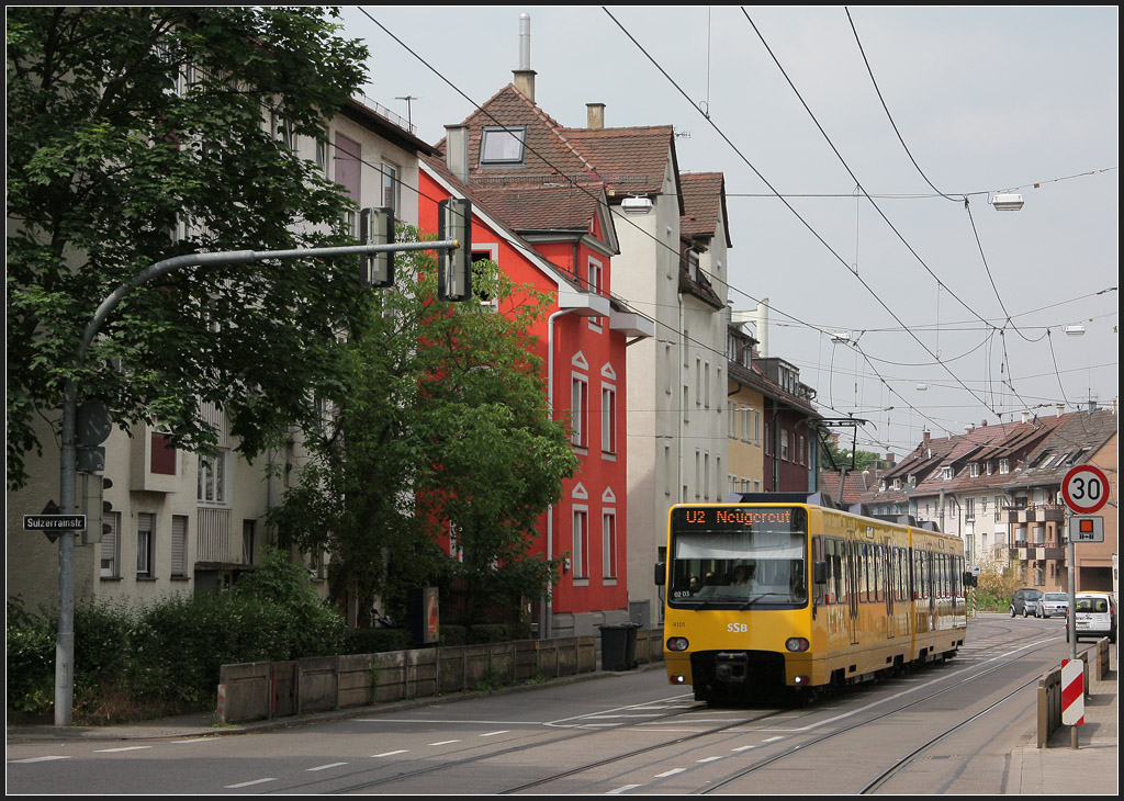 . Die Stadtbahn als Straßenbahn - 

Im unteren Teil der Schmiedener Straße hat der Platz beim Stadtbahnausbau nicht gereicht um für die Linie U2 hier einen eigenen Bahnkörper anzulegen. Nur stadtauswärts konnte das Gleis abmarkiert werden. 

31.05.2013 (M)