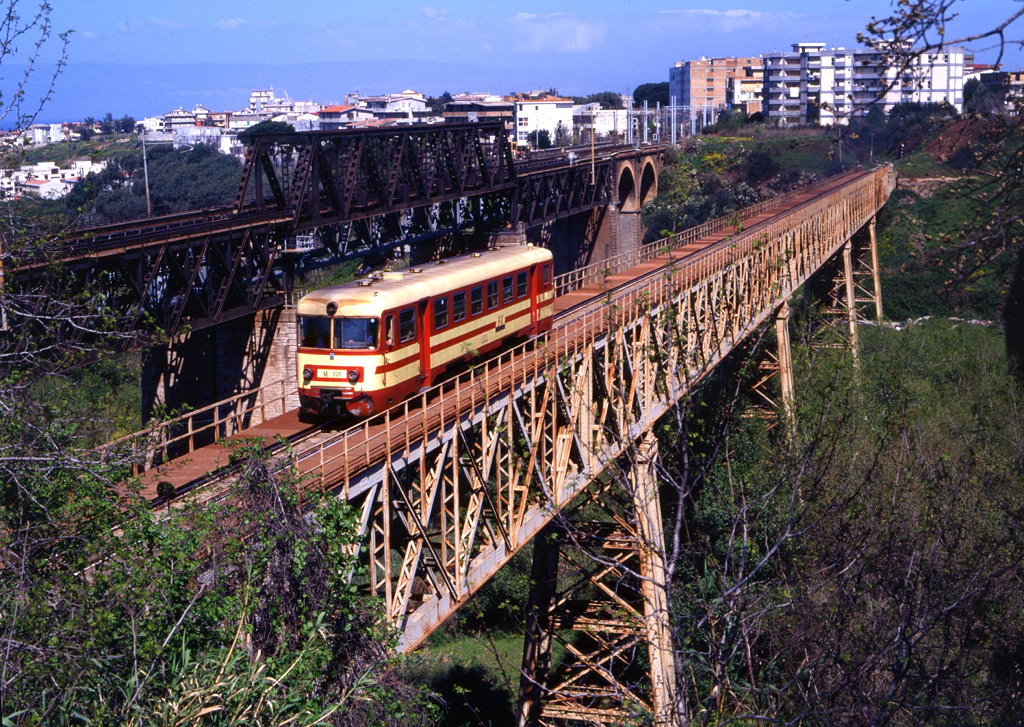  Die Strecke der FC (Ferrovie della Calabria) nach Sinopoli hat am Ausgangsort Gioia Tauro eine eindrucksvolle Brückenkonstruktion. Die Brücke der Staatsbahn steht nur wenige Meter entfernt. Tw 221 am 21.03.2002.