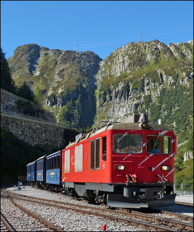 - Dieselpower - Am 16.09.2012 gab es in Gletsch nicht nur Dampfzge zu bewundern, sondern auch die schmucke MGB Diesellok HGm 4/4 N 61, welche mit ihren DFB Museumswagen dort abgestellt war. (Jeanny)