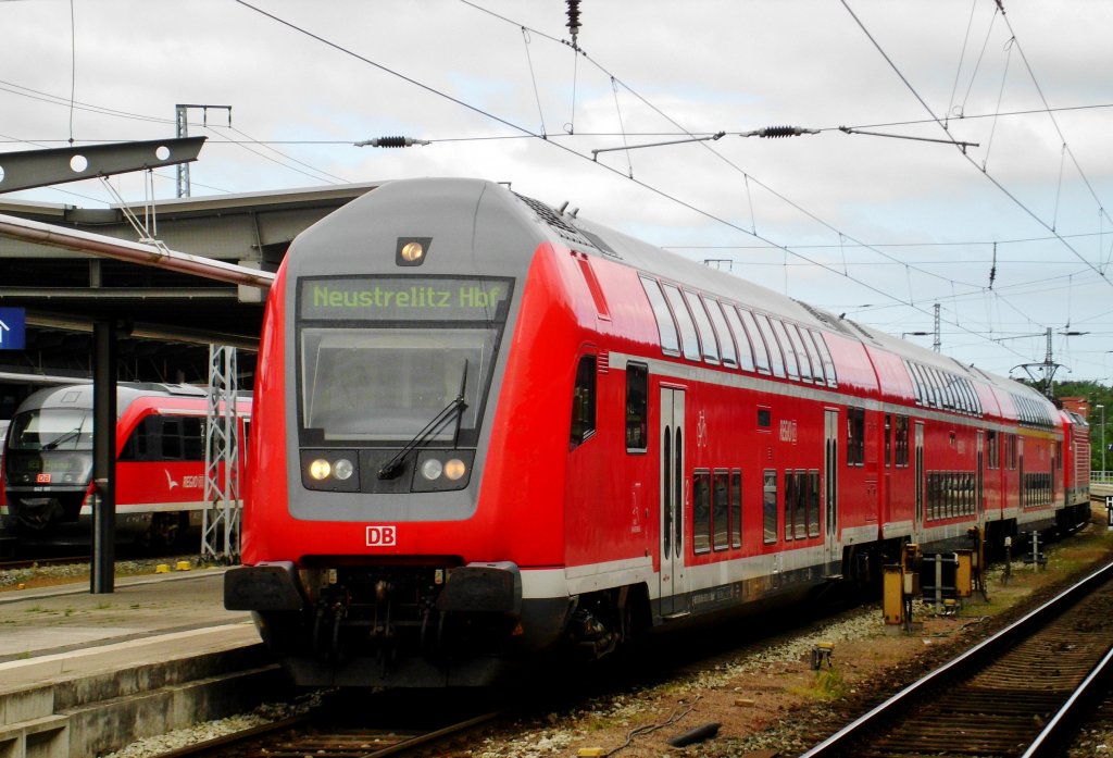  Doppelstock-Steuerwagen (3. Gattung) als RE5 nach Neustrelitz Hauptbahnhof im Hauptbahnhof Rostock.(3.6.2013) 
