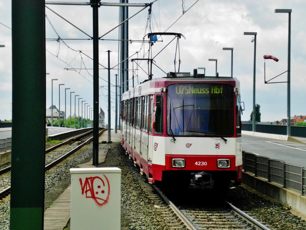  Dsseldorf: Die U75 nach Neuss Hauptbahnhof an der Haltestelle Dsseldorf-Altstadt Tonhalle/Ehrenhof.(12.5.2013)  