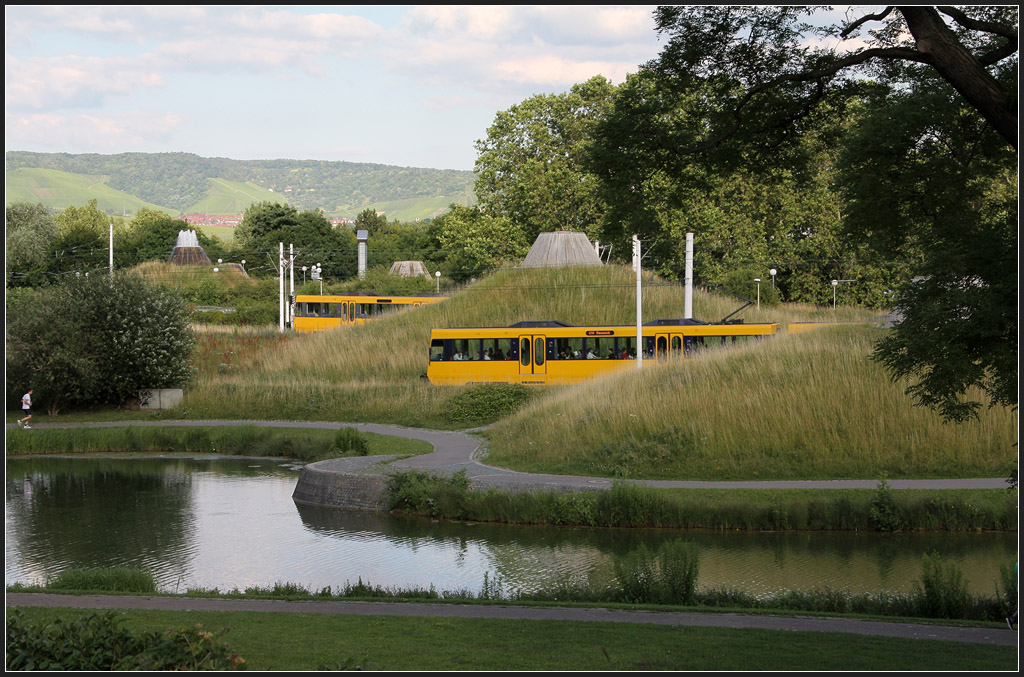 . Durch den Park - 

Die Stuttgarter Stadtbahnlinie U14 fährt hier bei den Berger Sprudlern durch den Park. Im Hintergrund ein abgestellter Zug, der bei Betriebstörungen zum Einsatz kommen kann. Stuttgart. 

25.06.2012 (M)