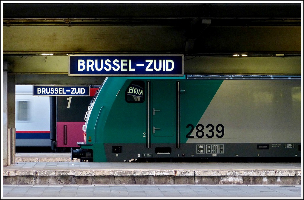 - Durchblick - Die Bahnsteige des Bahnhofs Bruxelles Midi am Abend des 12.11.2011. (Jeanny)