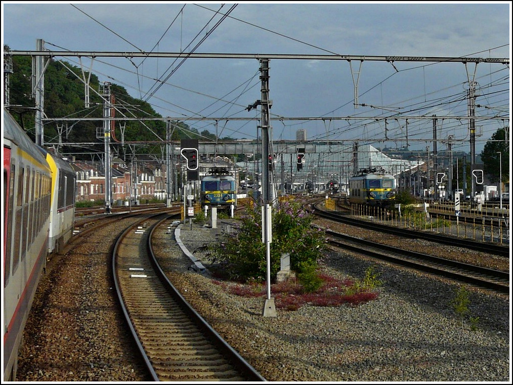 - Ein Hauch von Sommer - Einfahrt des IR 4027 Gouvy - Liers am 23.07.2011 in den Bahnhof Lige Guillemins. (Hans)