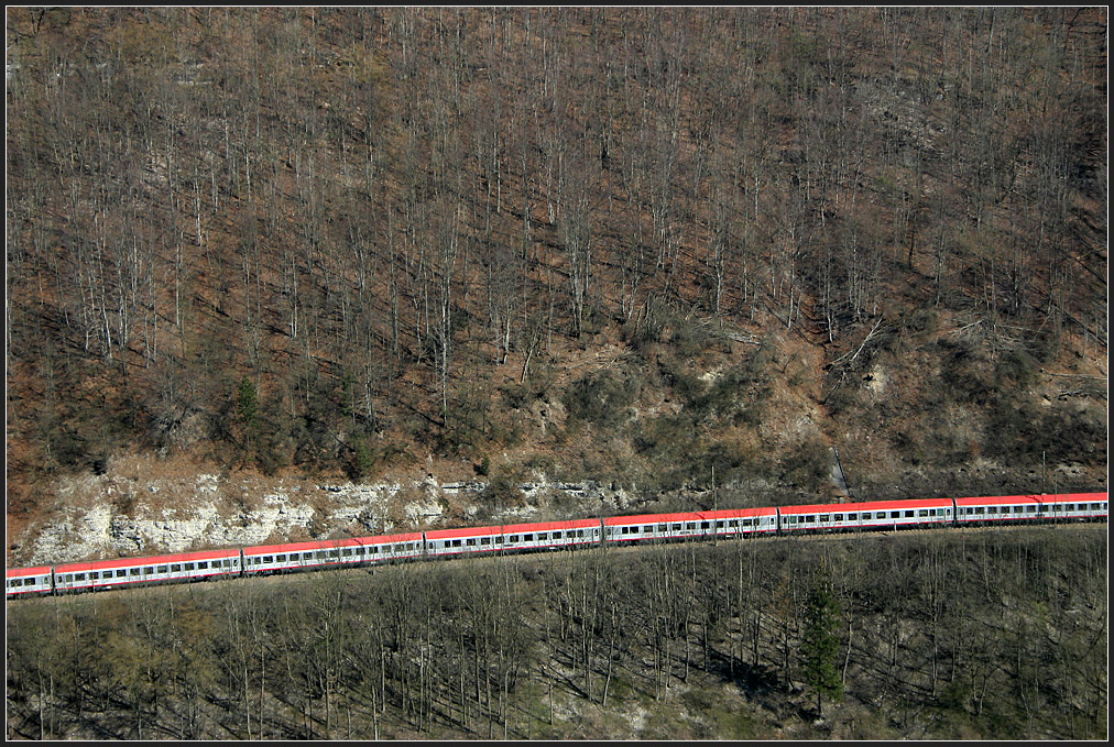 . Ein langes  Zugband  durchschneidet den Waldhang -

Geislinger Steige am 05.04.2007. Bild neu bearbeitet. (M)