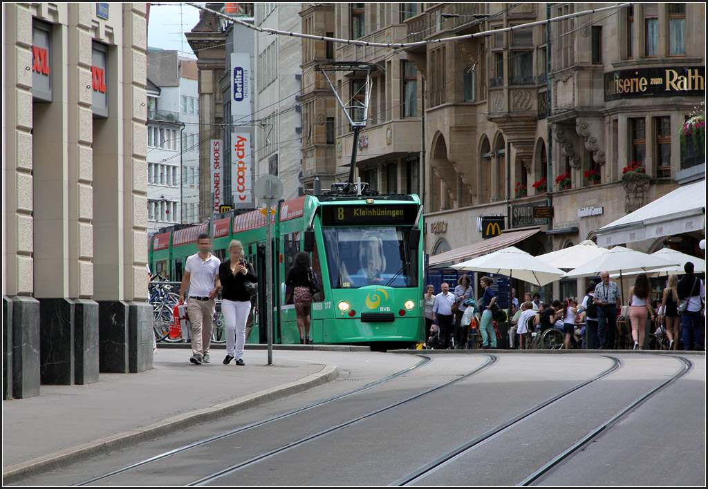. Eine Straenbahn fhrt durch die Stadt - 

Combino Tram in Basel am Marktplatz.

22.06.2013 (Matthias)