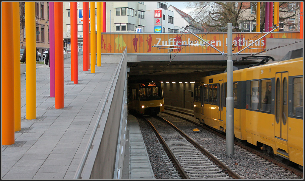 . Einfahrt - 

Tunnelportal an der neuen Haltestelle  Zuffenhausen Rathaus . Gleich nach der Tunneleinfahrt geht es scharf nach links und dann entsprechend der Topografie bergauf. 

11.12.2011 (M)