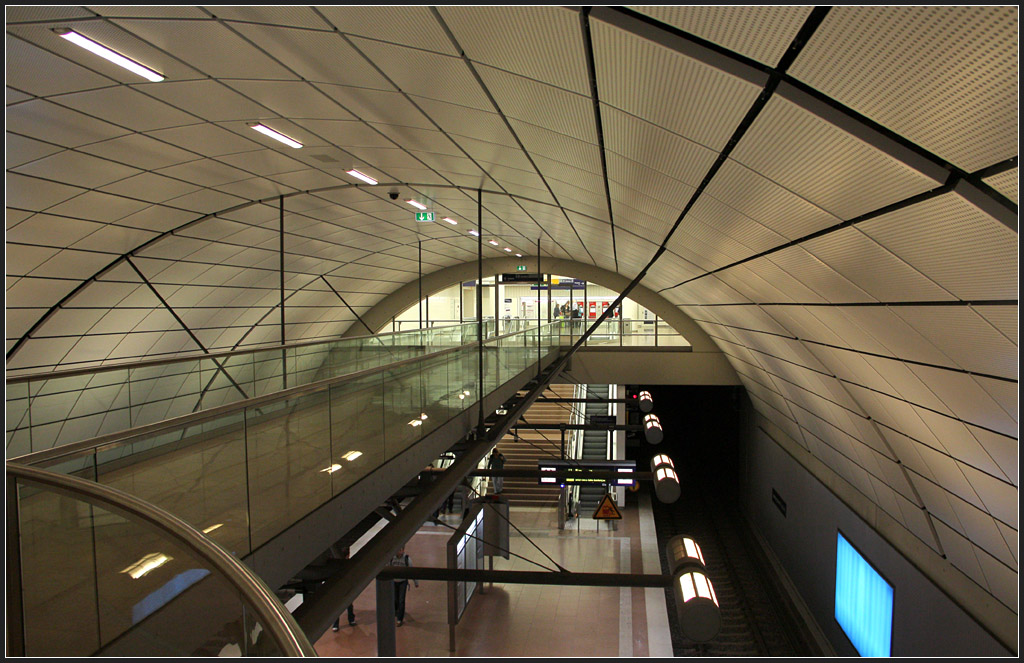 . Einghängter Steg - Von den Aufzügen führen Stege zu den Zwischengeschoßen. S-Bahnhof Flughafen Hamburg (Airport), 29.08.2011 (Matthias)