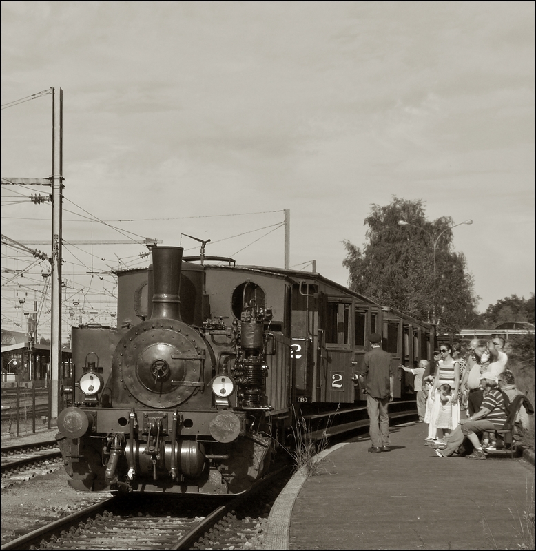 . Erlebnis Museumsbahn - Im Bahnhof von Ptange hat die Dampflok N 8 (ADI 8) der Museumsbahn  Train 1900  am 16.06.2013 umgesetzt und wartet jetzt auf die Rckfahrt nach Fond de Gras.  (Hans)

Die Lok N 8 (ADI 8) aus dem Jahr 1900 war die erste Dampflok, die 1973 zur Museumsbahn kam und sie ist somit auch die Namensgeberin der Museumsbahn. Sie gehrte vorher der Htte HADIR Differdange und verrichtete bis 2007 unermdlich ihren Dienst bei der Museumsbahn. Dann berliess sie anderen Dampfloks die Aufgabe die Zge des Train 1900 zu ziehen.

Bei einer Kontrolle des Kessels, wurde festgestellt, dass dessen Zustand im Grunde noch nicht so schlecht war und es wurde beschlossen, die schne kleine Lok wieder aufzuarbeiten und erneut betriebsfhig zu machen.

Nach 5 Jahren Arbeit drehte sie 2012 wieder ihre ersten Runden in Fond de Gras. Sie bekam ausserdem das original Farbkleid zurck, welches sie bei der HADIR in Differdange getragen hatte.

Zur Vervollstndigung hier noch die technischen Daten der Lok:
Hersteller: Hannoversche Maschinenfabrik - Georg Egestroff (sptere HANOMAG)
Fabriknummer: 3431
Baujahr: 1900
Typ: (020 T) B2nt
Herkunft: ARBED (ex HADIR) Differdange
