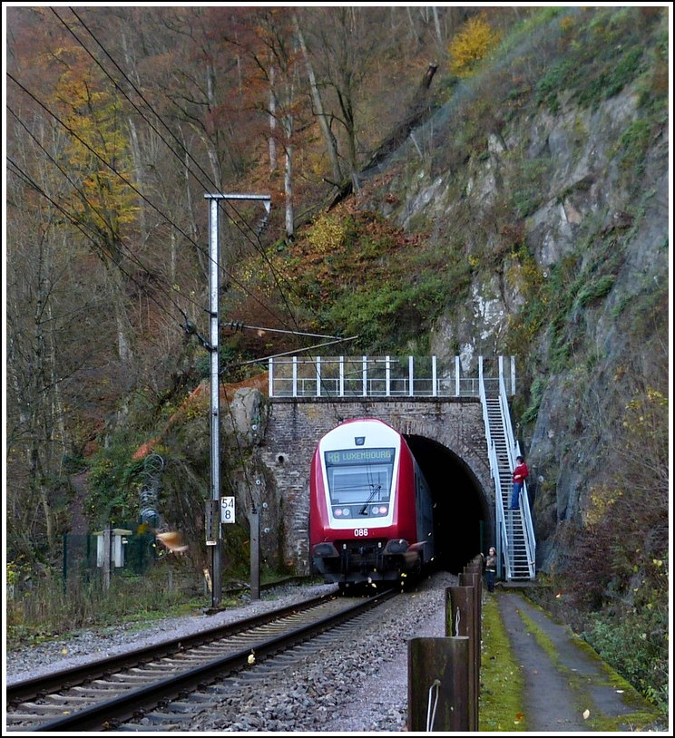 - Faszination Eisenbahn - Im herbstlichen  Bl�tterregen  beobachten Gro�vater Hans und seine Enkeltochter das Verschwinden der RB 3237 Wiltz - Luxembourg in den Tunnel Bourscheid. 06.11.2011 (Jeanny)