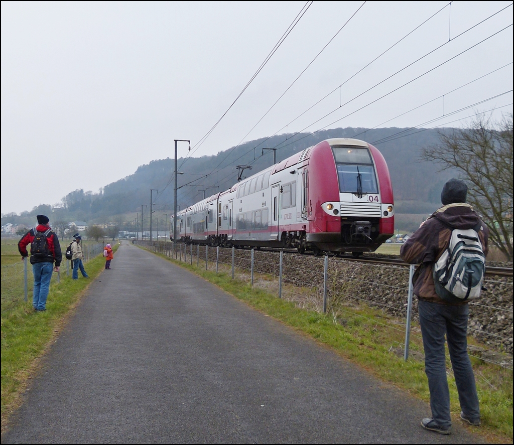 . Faszination Eisenbahn - Soviel Aufmerksamkeit wie am 08.04.2013 erhlt die luxemburgische Bahn nicht alle Tage. 

Fotografen und nicht fotografierende sehr liebe Besucher aus Berlin sind begeistert, als die Computermaus Z 2204 das Tal der Alzette zwischen Lintgen und Mersch durchfhrt. (Jeanny)
