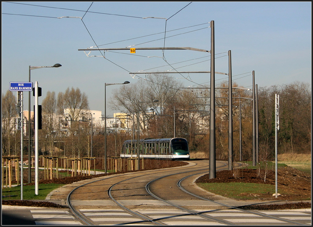 . Formschön - 

sind sowohl die Bahn als auch die Masten. Eine Eurotram zwischen den Stationen Elmerforst und Martin Schongauer auf der Linie B im Westen von Straßburg. 

06.03.2008 (M)