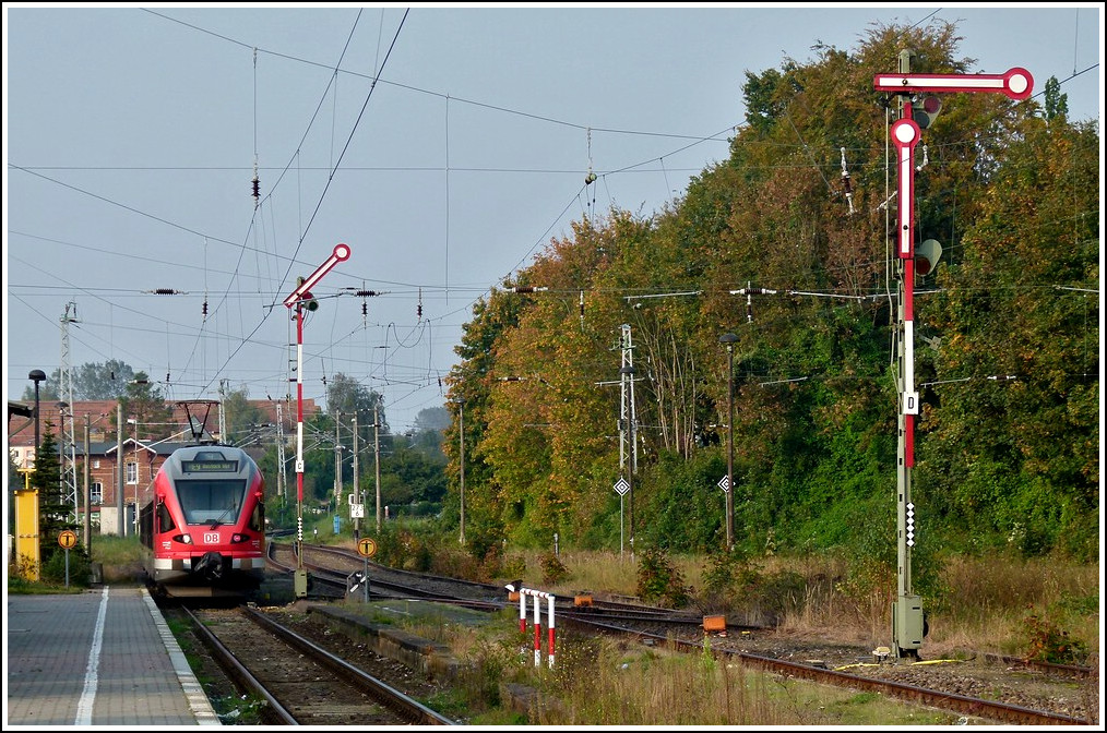 - Formsignale und Pilzlampen - In Sassnitz auf der Insel Rgen gibt es sie noch, die Formsignale und die Pilzlampen. Am 26.09.2011 verlsst der RE 9 den Bahnhof von Sassnitz in Richtung Rostock Hbf. (Jeanny)
