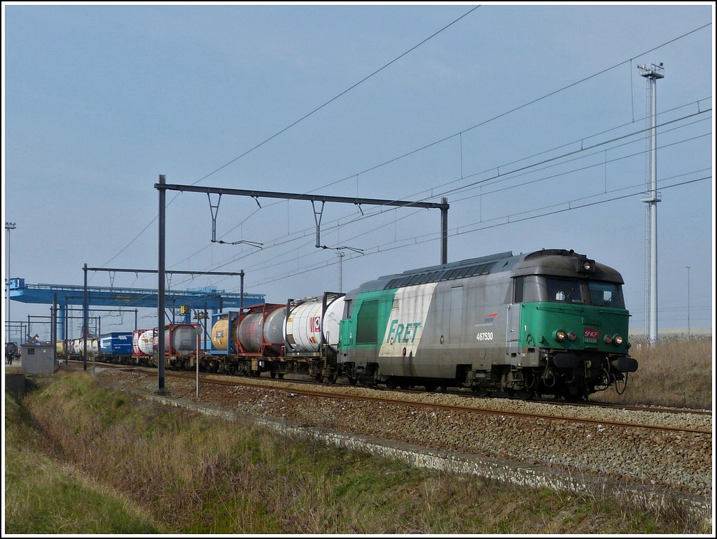 - Fretchen - Am 24.03.2012 zieht das SNCF Fretchen BB 67530 einen Gterzug aus dem Hafen von Antwerpen. (Jeanny)