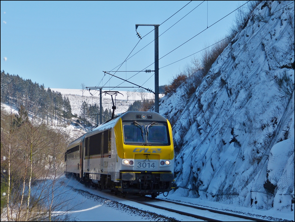 . Gebirgsbahncharakter - In der N�he von Maulusm�hle fuhr der leicht versp�tete IR 114 Luxembourg - Liers an schroffen Schieferfelsen vorbei, kurz bevor er den Grenzbahnhof Troisvierges erreichte. 13.03.2013 (Hans)