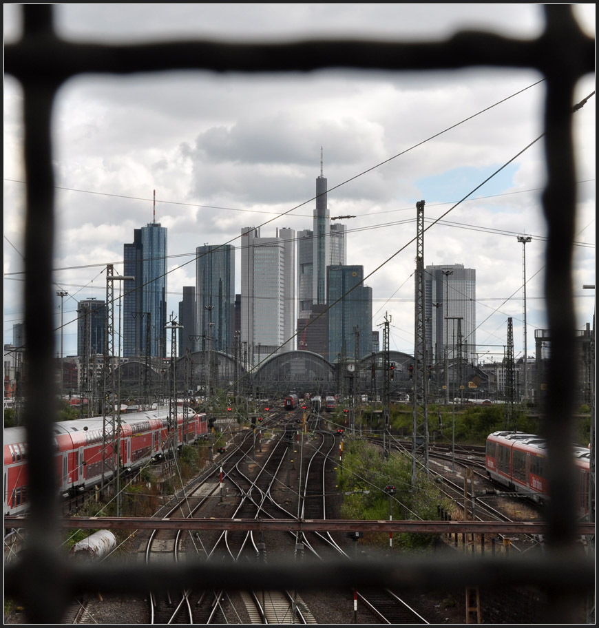 . Gerahmter Blick - 

über das Gleisvorfeld zum Hauptbahnhof mit der Skyline von Frankfurt. 

12.07.2012 (J)