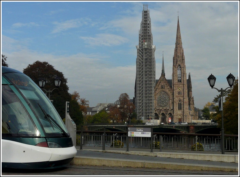 - Gewagter Schnitt - Neugierig schaut die Schnauze einer Eurotram ins Bild an der Haltestelle Gallia auf dem Pont Royal in Strasbourg. Im Hintergrund ist die Kirche St Paul zu sehen. 29.10.2011 (Hans)
