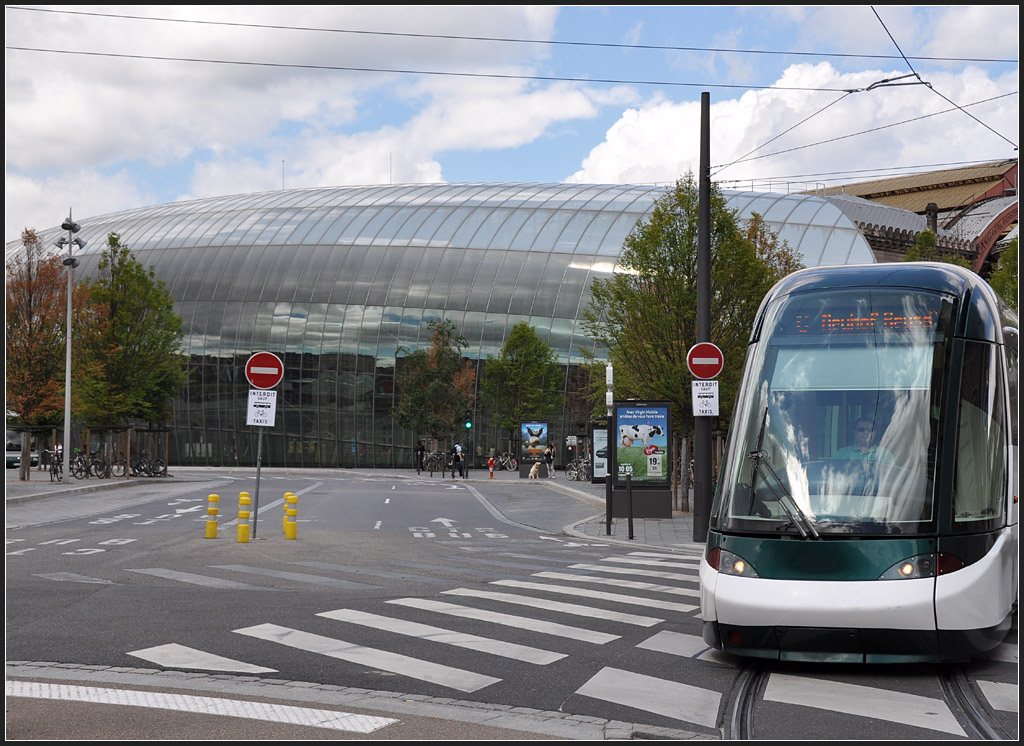 . Gläsern: eine Gegenüberstellung von Architektur und Tram-Design - 

Sowohl der neue Vorbau des Gare Centrale, als auch der Fahrerstand der Citadis-Tram sind sehr modern mit viel Glas gestaltet. 

Straßburg am 11.06.2011 (J) 