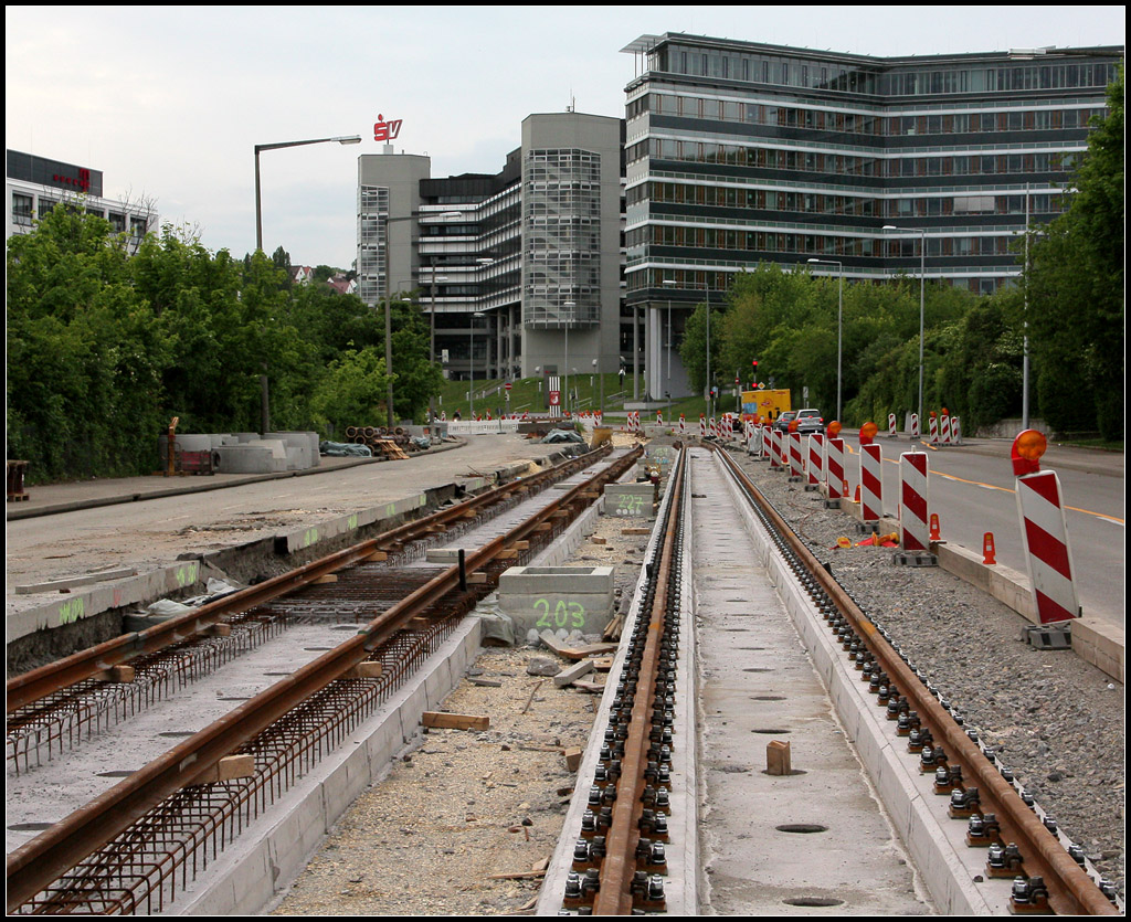 . Gleisbau - 

Inzwischen hat der Gleisbau entlang der Stadtbahn-Neubaustrecke in der Löwentorstraße begonnen. Hier entseht ein Rasenbahnkörper. Zunächst wird die U12 im Hallschlag enden, wenn dann aber die Fortsetzung zum Neckartal auch fertig ist, wird der Abschnitt nach Remseck von der U14 übernommen und die U12 wird zu einer der wichtigsten Linien im Stuttgarter Stadtbahnnetz. Das Foto wurde von einer Interims-Baushaltestelle aus aufgenommen. 

18.05.2012 (M)