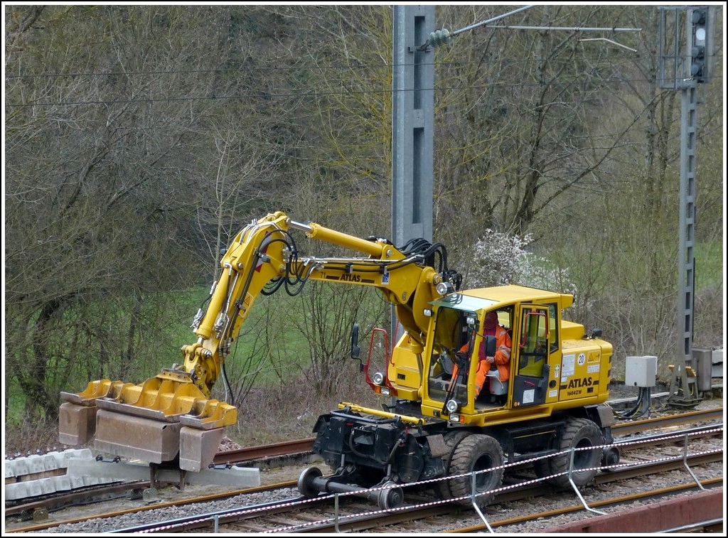 - Gleisbauarbeiten in Goebelsmhle - Nach dem Entfernen der Holzschwelle bringt der Zweiwegebagger die Betonschwelle an die freie Stelle um diese unter die Schienen zu legen. 14.04.2012 (Hans)