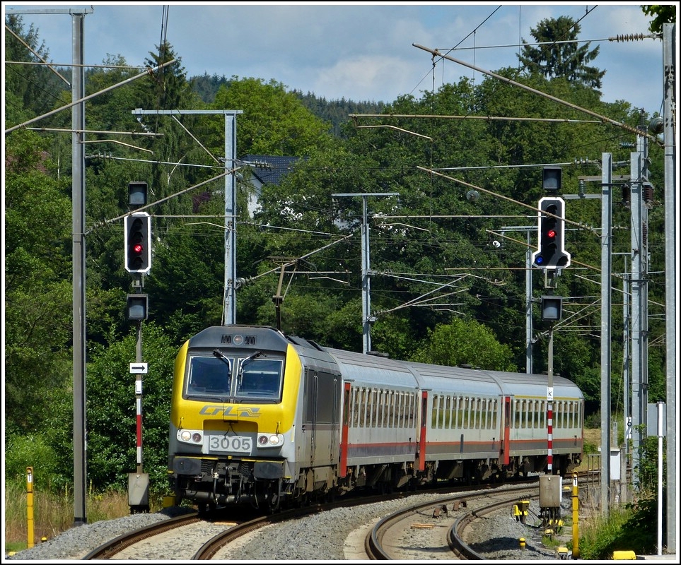 - Gleisbogen - Der IR 113 Liers - Luxembourg fhrt am 03.07.2012 durch den letzten Gleisbogen, bevor er den Bahnhof von Wilwerwiltz erreicht. (Jeanny)