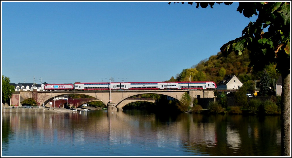 . Goldener Oktober - Am Moselufer in Oberbillig konnte am 16.10.2011 ein CFL Wendezug auf der Sauerbrcke in Wasserbillig abgelichtet werden, der sich auf seiner Reise von Luxembourg nach Trier befindet.(Jeanny)