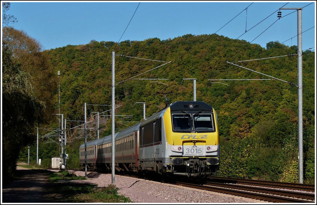- Goldener Oktober - Der IR 117 Liers - Luxembourg durchfhrt am 15.10.2011 das idyllische Sauertal in der Nhe von Erpeldange/Ettelbrck. (Jeanny)