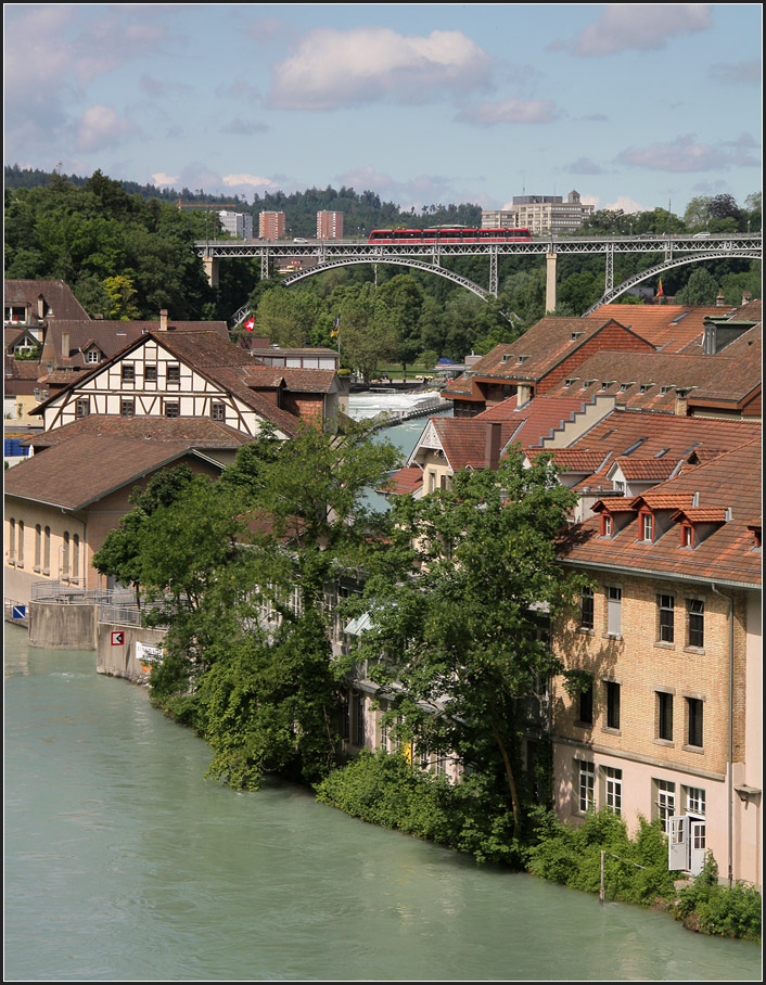 . Große Brücke in der Stadt - Kirchfeldbrücke mit Combino-Tram in Bern, 21.06.2013 (Matthias)